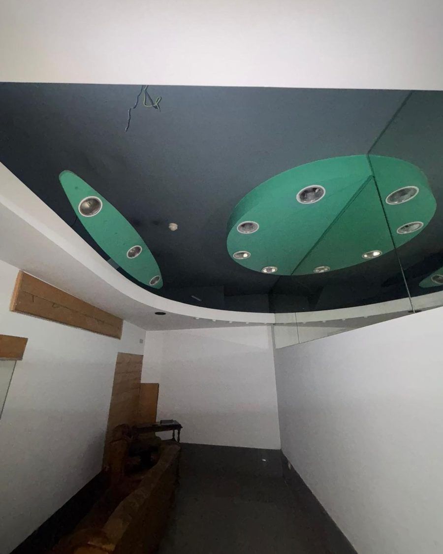 Teto rebaixado antigo pintado a verde, com focos embutidos